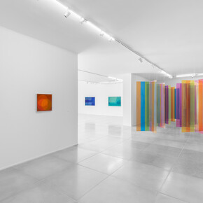 Carlos Cruz-Diez, vista da exposição. Cortesia da Galeria Simões de Assis