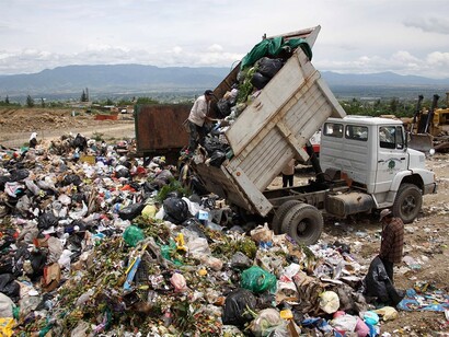 Alimentos tirados en un vertedero de basura