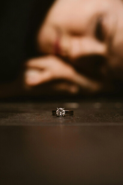 Y saliste, sin esperarme, casi al mismo tiempo que escondías la cabeza entre las enormes solapas de tu impermeable innecesario