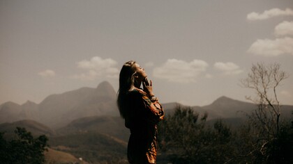 Quando l'ansia diventa un labirinto di pensieri, scrivere è come tracciare una mappa per ritrovare la via d'uscita. La scrittura è uno strumento potente per elaborare emozioni difficili e trovare sollievo