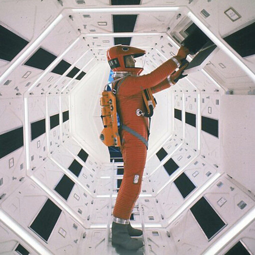 En 2001: Odisea del espacio, Kubrick construyó una experiencia audiovisual única, donde cada fragmento musical tiene un rol casi místico