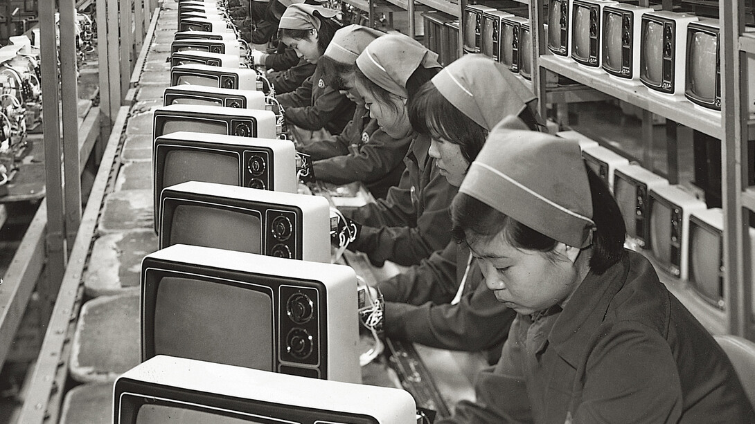 Samsung electronics’ TV production line, 1970s. Mit freundlicher genehmigung dem Museum Rietberg
