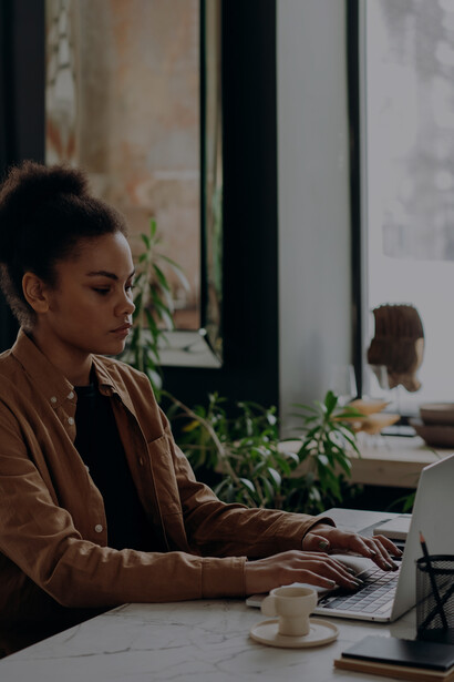 Donna triste. Riconnettersi con il proprio bambino interiore e successivamente ascoltare i suoi bisogni potrà aiutarci a sbloccare il nostro potenziale, la nostra gioia e la nostra passione
