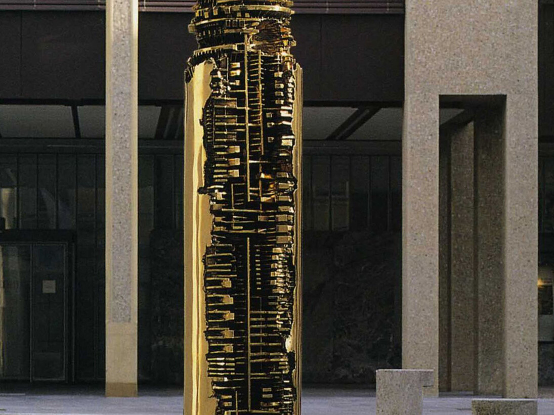 Arnaldo Pomodoro, La Colonna del viaggiatore, 1965-1966 bronzo, 360 x ø 50 cm. Courtesy of Palazzo Reale