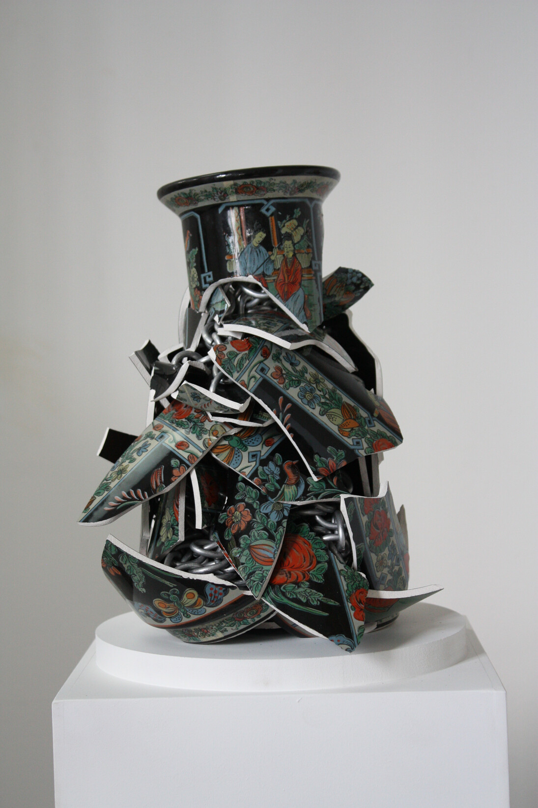 Nothing asit seems, 2017, ceramica, alluminio, misure variabili. Courtesy of Galleria Antonio Verolino