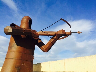 Soldados de hierro y chapa vigilan desde las murallas del castillo