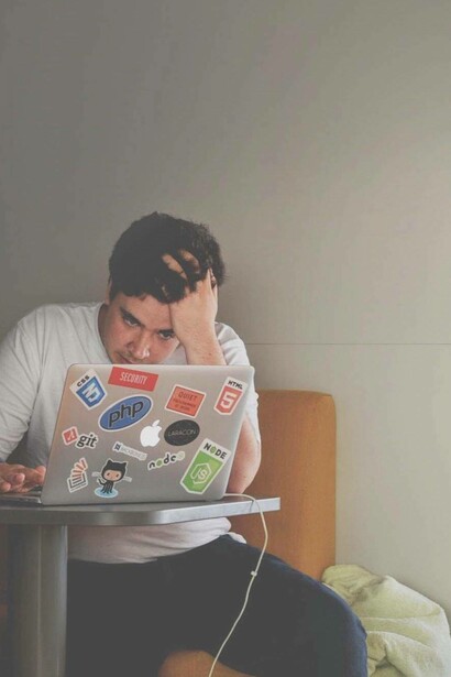 persona stressata al computer 