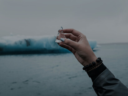 Ghiacci, Polo Nord. Al contrario, il ghiaccio marino stagionale, essendo più sottile, permeabile e salino, consente il trasferimento del mercurio e favorisce complesse reazioni atmosferiche che coinvolgono il bromo e aumentano la frequenza di eventi di depauperamento atmosferico del mercurio, causando una più rapida deposizione nell’ambiente artico