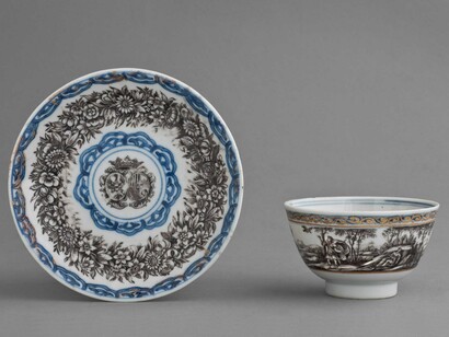 Ignaz Preissler, Boemia, 1715-1720, su tazza e piattino cinesi, 1710. Apollo, avvisato dal corvo del tradimento dell’amata Coronide, la uccide trafiggendola con una freccia. Il pittore Ignaz Preissler riprende la scena tratta dalle Metamorfosi di Ovidio, di Luís y Martín Pérez de Barón e Juan Moreto, edizione 1591, per i tipi Plantino. Tazza e piattino cinesi con decorazione in blu sottovernice, dipinti da Preissler in Schwarzlot e oro, con stemma Schwarzenberg.