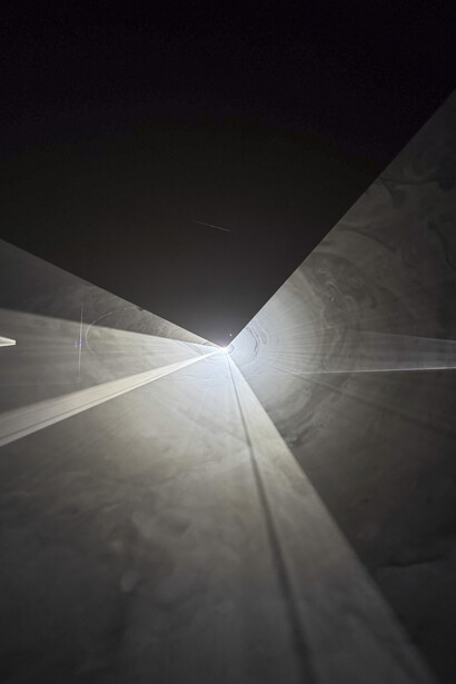 Anthony McCall, Fracción de segundo (espejo) IV, 2024. Cortesía del Museo Guggenheim Bilbao