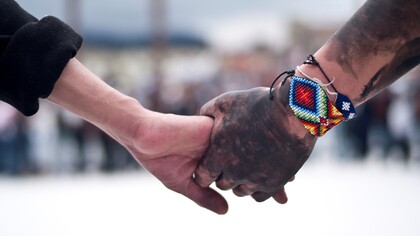 Manos unidas en señal de paz