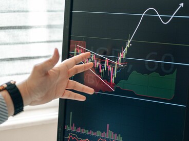Siguiendo este enfoque, manuales de gestión personal enseñan a auditar fortalezas y fortalezas estratégicas para maximizar el rendimiento individual