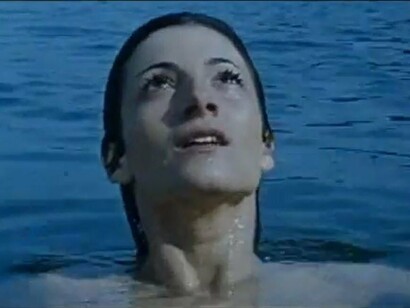 Anna vive aprisionada no passado, tentando dar sentido ao presente por meio das coincidências, como se o destino fosse um espelho que a mantivesse próxima de tudo o que já perdeu