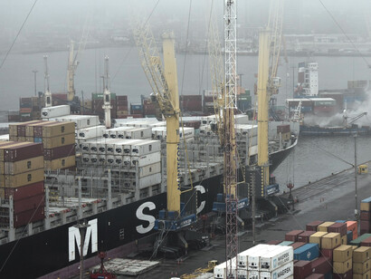 Cargueros en el puerto de Montevideo, Uruguay, cubierto de niebla