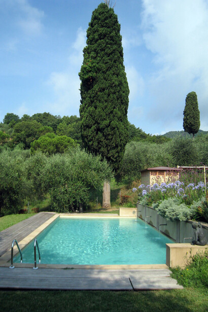 Vista sulla piscina di Lucca con le statue 