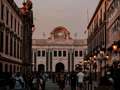 Ciudadanos caminan frente a la Casa de la Literatura Peruana en el centro de Lima, Perú