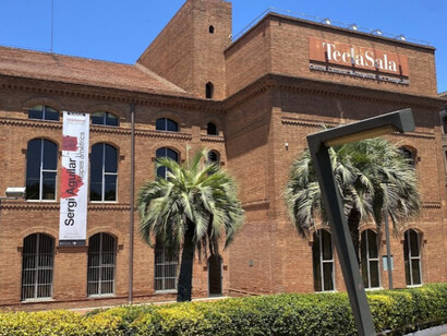 Da cobijo a la cultura que crece en los márgenes de la gran ciudad, es una alternativa frente a las modas y frente al comercio del arte