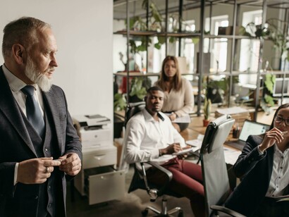 Esse novo modelo de liderança é profundamente influenciado pela transformação das relações sociais promovida pela tecnologia digital. As redes sociais, as plataformas colaborativas e os ambientes de trabalho descentralizados alteraram a dinâmica do poder
