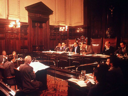 El Juicio a las Juntas de 1985 fue un acontecimiento sin precedentes en el mundo, en el que una democracia juzgó a los máximos responsables de un régimen militar