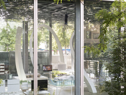 Vue de l’exposition Junya Ishigami, Freeing Architecture, Fondation Cartier pour l’art contemporain, Paris, 2018. © JUNYA.ISHIGAMI+ASSOCIATES. Photo © Thibaut Voisin.