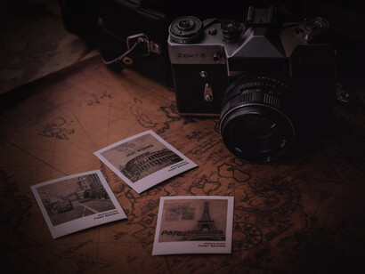 Cámara con fotos representativas encima de un mapa