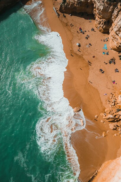 Vista de praia em Lagoa, região de Arlgarve; Portugal