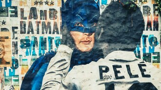 Parte da série Pelé Beijoqueiro feita pelo artista Bueno que utiliza da técnica de lambes. Bueno diz que envolveu com a imagem que trouxe um gesto de afeto e afeição pelo grande símbolo brasileiro, o Pelé. Classifico de diplomacia do futebol, a capacidade de ensinamento e comparação desta matéria, com todas as disciplinas empresariais, públicas e privadas, inclusive mistas, desta organização mundial que a federação internacional do futebol, permitiu e desenvolveu, em todas as culturas, religiões e interseção do coletivo universal humano