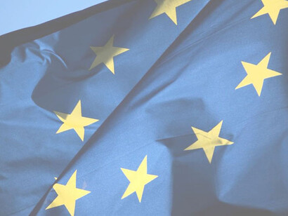 Bandiera UE. Dopo mesi di lunghe trattative, il 16 luglio 2023 presso il palazzo presidenziale di Cartagine, è stato firmato il memorandum d'intesa tra Unione Europea e Tunisia con una forte mediazione dell’Italia