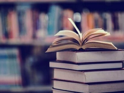 Livros empilhados. Por outro lado, quando o que há pela frente não é desafiador, é plano ou ladeira abaixo, uma vida fácil, confortável demais, cheia de gratuidades e garantias, com colheitas sem plantio, então corre-se o risco de ir-se de qualquer modo, ou melhor, deixar-se ir. Não é levar a vida. É a vida leve que me leve…
