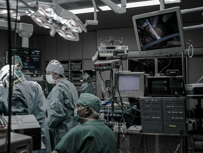 Medicina. In medicina la IA non dovrebbe sorpassare il livello 3 della scala utilizzata per classificare il livello di autonomia delle automobili, un livello di autonomia parziale, condizionata dalla supervisione umana