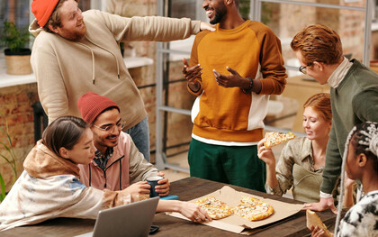 La véritable modernité réside parfois dans la simplicité d'un repas partagé entre amis, là où chaque bouchée apporte réconfort et chaleur