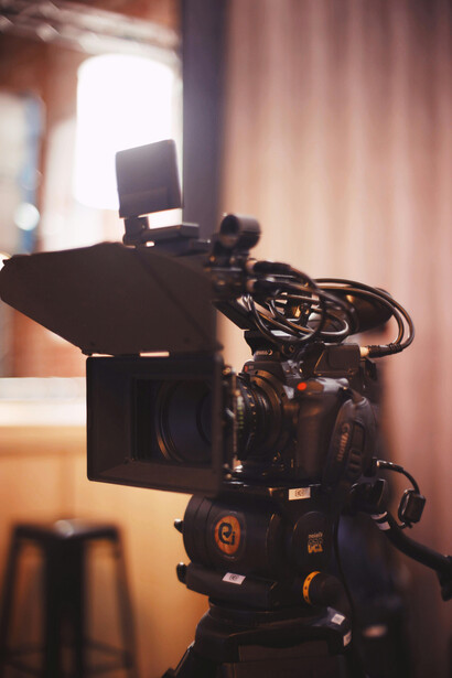 A TV brasileira precisa adaptar sua programação e investir em novos talentos para competir com a ascensão das mídias sociais