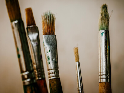 Escuchar, contenerse y aceptar el error son gestos fundamentales en la práctica artística para crear desde la autenticidad y no desde la arrogancia o la moda