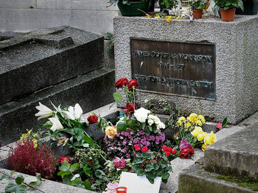 Père-Lachaise è un atlante sentimentale della cultura europea, dove ogni tomba è una storia che sopravvive al tempo. Nella foto la tomba di Jim Morrison. Cimitero di Père-Lachaise, Parigi, Francia