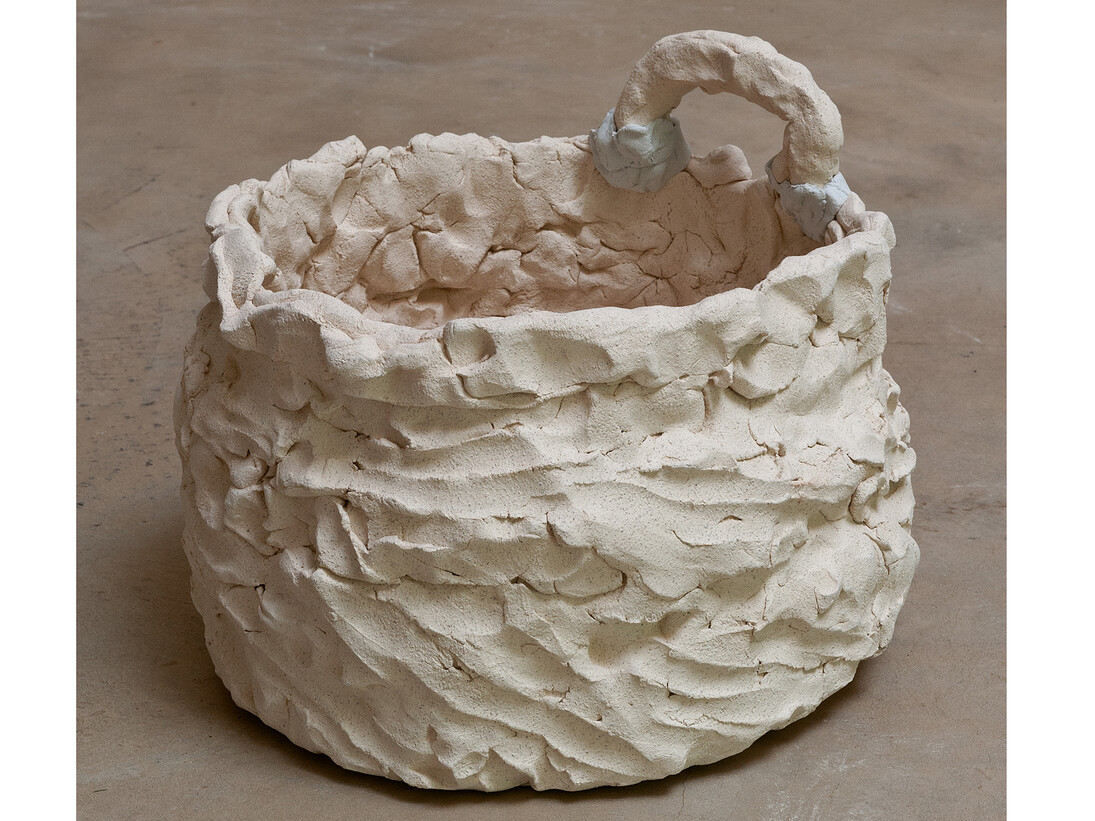 Beverly Semmes, Handle Pot #4, 2015, High fire ceramic and epoxy, 25,4 x 29,2 x 30,5 cm (10 x 11 1/2 x 12 in.), Courtesy of Beverly Semmes & Susan Inglett Gallery © Chris Kendall