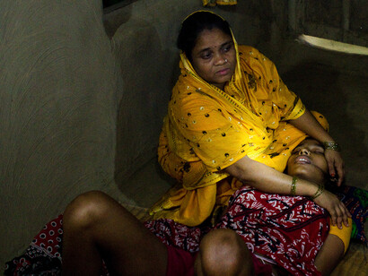 Una partera asiste en el parte a una embarazada