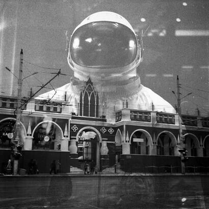 Foto da una serie di scatti realizzati con tecniche di esposizione multipla. Una fusione di due elementi culturali di Kaluga: la storia della città e il tema dello spazio. L'autrice ha voluto mostrare come Kaluga respiri letteralmente spazio e ispiri a conquistare nuove vette. Foto di Natalia Kotoreva