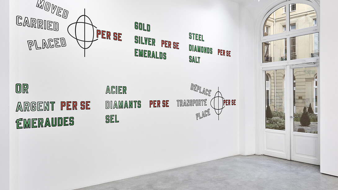 LAWRENCE WEINER
GOLD SILVER PER SE EMERALDS STEEL SALT PER SE DIAMONDS MOVED CARRIED PER SE PLACED, 2001
LANGUAGE + THE MATERIALS REFERRED TO
photo credit: Rebecca Fanuele
Copyright and Courtesy: the artist and Marian Goodman Gallery, New York, Paris, Londres
