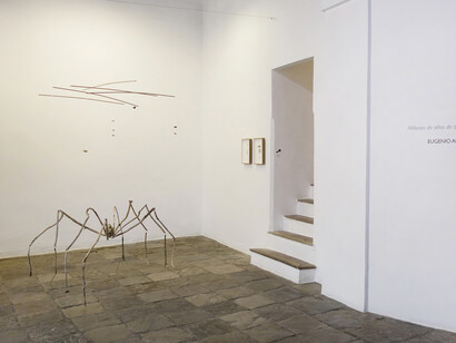 Eugenio Ampudia, Millones de años de descargas eléctricas, vista de exhibición. Cortesía de la Galería Rafael Ortiz