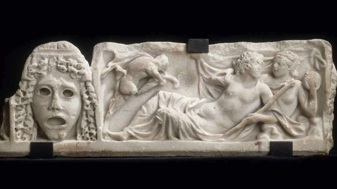 Fragment de couvercle de sarcophage : Dionysos et Ariane, Fin du IIe siècle ap. J.-C. Marbre, Paris, musée du Louvre, département des Antiquités grecques, étrusques et romaines, Ma 3478, © RMN-Grand Palais (musée du Louvre) Droits réservés