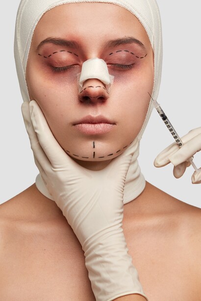 Le pretese legate alla bellezza riflettono un'idea di perfezione che non considera la diversità, ignorando la complessità e l'unicità di ogni individuo, relegandolo invece a una mera somma di caratteristiche fisiche