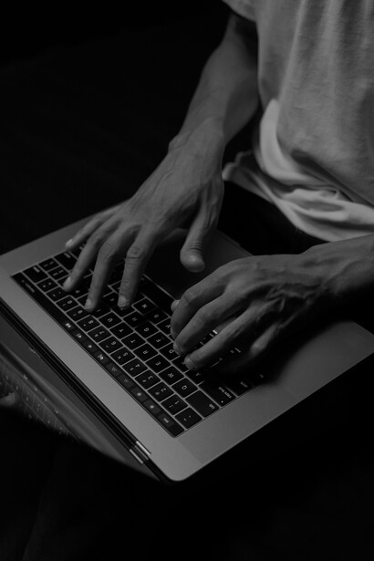 Distintas herramientas permiten generar presentaciones y diagramas automáticamente, elevando la calidad del contenido visual en las aulas