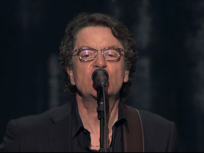 Il concerto si apre con Le voix de Crooner, tratto da In extremis, il brano è stato scritto dopo l’incontro tra Cabrel e Jean Baptiste Tuzet, fondatore di Radio Crooner.