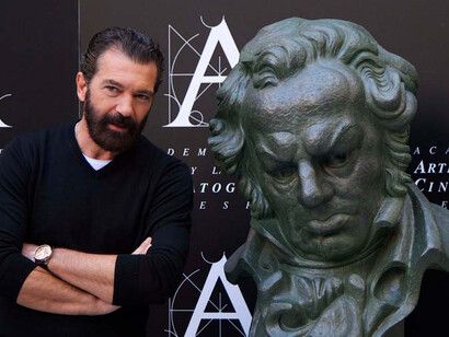 Premios Goya 2015. Antonio Banderas junto a la estatuilla de Goya