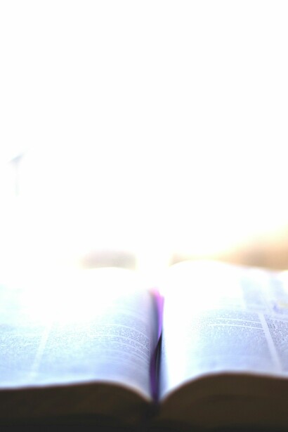 Fuesen deístas, panteístas, defensores de una religión natural o directamente ateos, muchos pensadores han criticado las supersticiones inherentes a las religiones reveladas