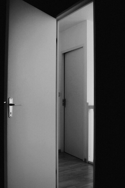 Porte chiuse nel corridoio. Un lungo corridoio con molte porte chiuse. Ogni volta che se ne apre una, una voce dall’interno ordina di richiuderla immediatamente 