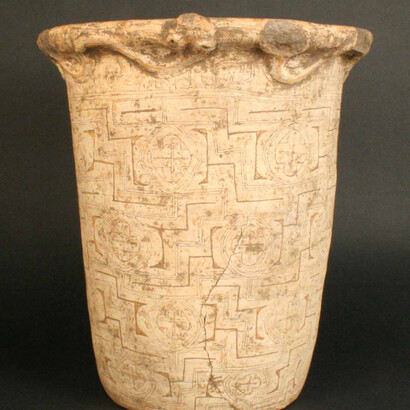 Vaso grabado

Materiales: Cerámica

1100- 1500 d.C. Fase Marajoara.

Medidas: 350 mm de alto