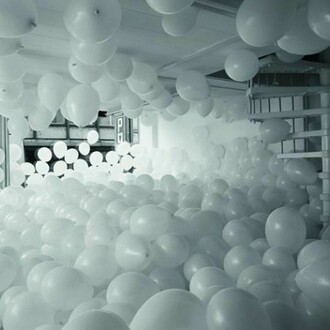 Martin Creed, Work No. 200, Half the air in a given space, 1998, White balloons, Multiple parts, each balloon 12 in / 30.5 cm diameter
Overall dimensions variable , Installation at Galerie Analix B & L Polla, Geneva, Switzerland, 1998 (Detail), Courtesy Il Giardino dei Lauri, © the artist