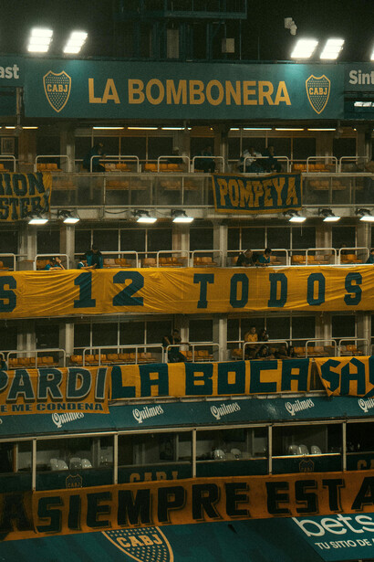 A arquibancada do futebol brasileiro é um espaço de manifestações culturais, onde músicas são apropriadas para criar cantos que expressam memórias e rivalidades entre os clubes