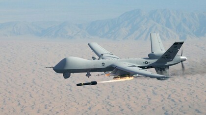 A imagem mostra o General Atomics MQ-9 Reaper (também conhecido como Predator B), um veículo aéreo não tripulado (UAV) de combate desenvolvido para vigilância de longa duração e ataques de precisão que tornou-se um dos drones militares mais conhecidos da atualidade. Tecnologias como essa têm redefinido estratégias de combate e ampliado o protagonismo dos drones nos conflitos contemporâneos
